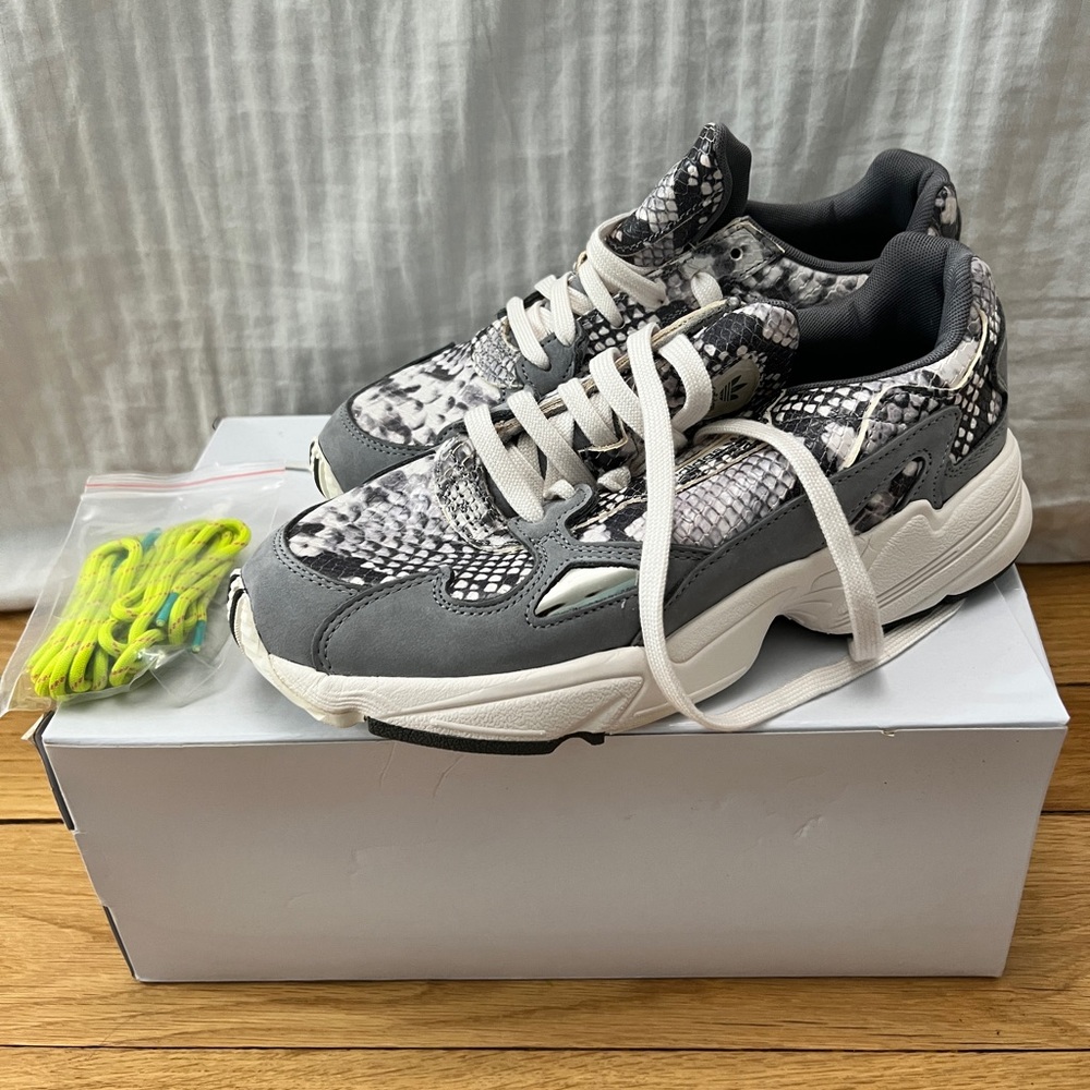 *NEW* women’s sneakers Adidas size 9W